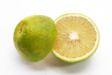 Citrus sinensis, beyaz arka planda tatlı portakal meyvesi.