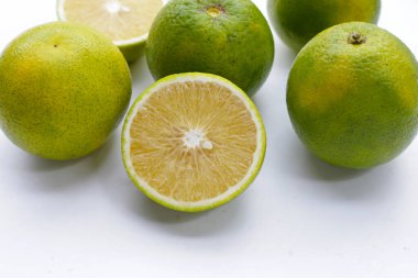 Citrus sinensis, beyaz arka planda tatlı portakal meyvesi.