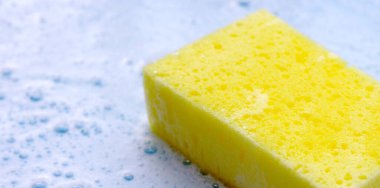 Bulaşık deterjanı köpüklü temizlik süngeri. Bulaşık yıkama kavramı