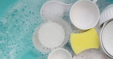 Tabaklar ve kase bulaşık köpüğüne bulanmış.