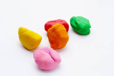 Beyaz arkaplanda renkli plastik kil.