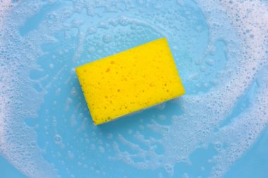 Bulaşık deterjanı köpüklü temizlik süngeri. Bulaşık yıkama kavramı