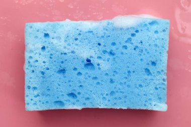 Bulaşık deterjanı köpüklü temizlik süngeri. Bulaşık yıkama kavramı