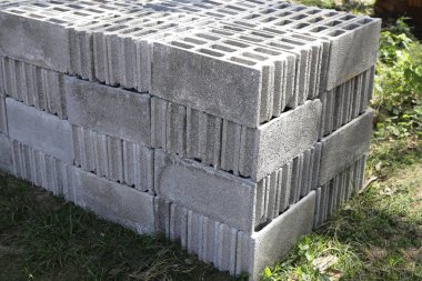 Beton tuğla yığını, beton bloklar.