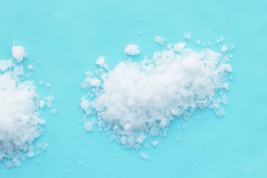 Sodyum Hidroksit veya NaOH, yakıcı soda.