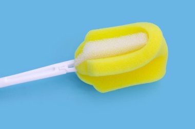 Mavi arkaplanda sünger temizleme fırçası.