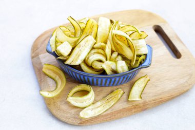 Muz cipsi, kızarmış muz, yeşil kabuklu.