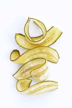 Muz cipsi, kızarmış muz, yeşil kabuklu.