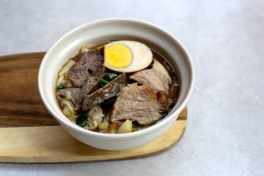 Pilavlı erişte, yumurtalı domuz çorbası.