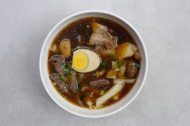 Pilavlı erişte, yumurtalı domuz çorbası.