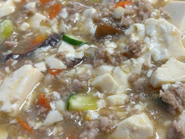 Çin usulü sos soslu soya peyniri ve domuz eti.