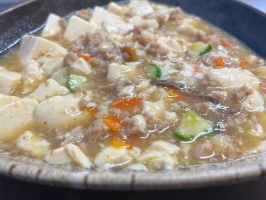 Çin usulü sos soslu soya peyniri ve domuz eti.