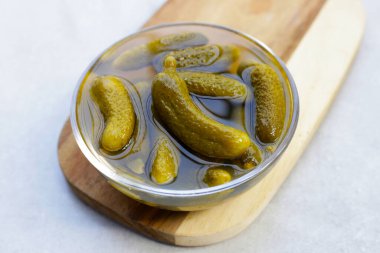 Lezzetli salatalık turşusu. Mayalanmış sebze