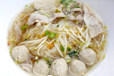 Tayland usulü erişte çorbası.