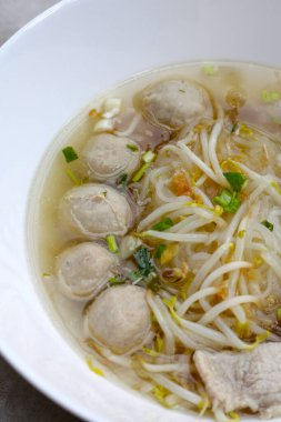 Tayland usulü erişte çorbası.