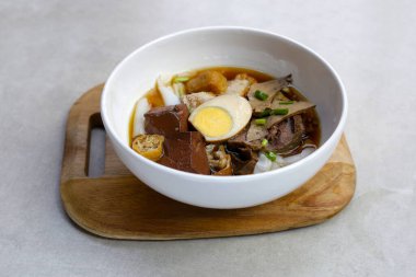 Pilavlı erişte, yumurtalı domuz çorbası.