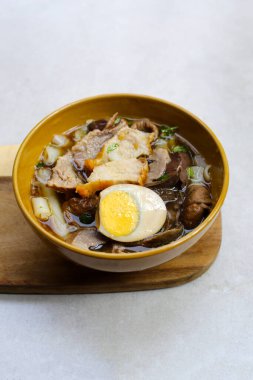 Pilavlı erişte, yumurtalı domuz çorbası.