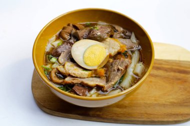 Pilavlı erişte, yumurtalı domuz çorbası.