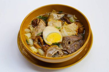 Pilavlı erişte, yumurtalı domuz çorbası.