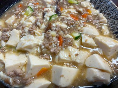 Çin usulü sos soslu soya peyniri ve domuz eti.