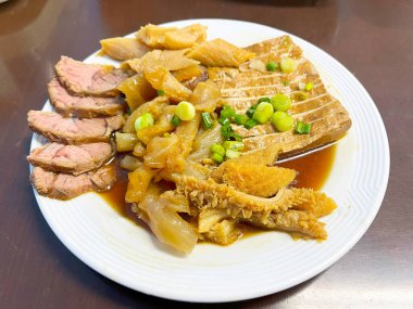 Tatlı kahverengi soslu tufulu biftek.