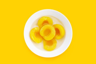 Şeftali şurupta yarıya iner. Meyveli tatlılar