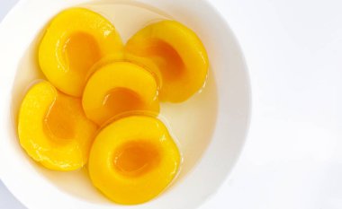 Şeftali şurupta yarıya iner. Meyveli tatlılar