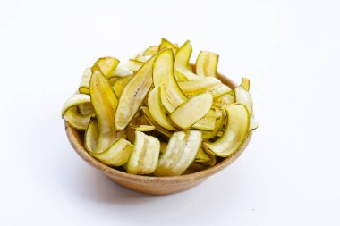 Muz cipsi, kızarmış muz, yeşil kabuklu.