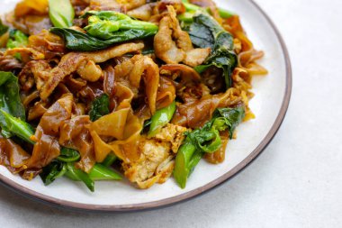 Soya soslu pilavlı erişte ve domuz eti.