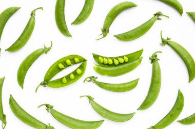 Beyaz arkaplanda taze taze taze bezelyeler.