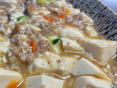 Çin usulü sos soslu soya peyniri ve domuz eti.