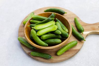 kesme tahtası üzerinde Mini salatalık