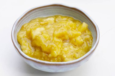 Beyaz arka planda muz ezmesi..