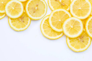 Beyaz arka planda izole edilmiş taze limon dilimleri.