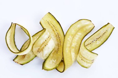 Muz cipsi, kızarmış muz, yeşil kabuklu.