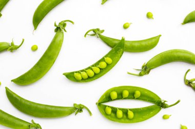 Beyaz arkaplanda taze taze taze bezelyeler.