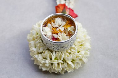 Yasemin çiçekli su, kadife yaprakları ve gümüş kasede gül yaprakları. Tayland geleneği, Songkran festivali konsepti