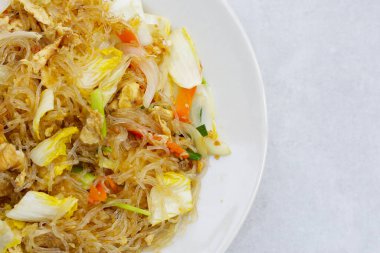 Yumurtalı kızarmış cam erişte.