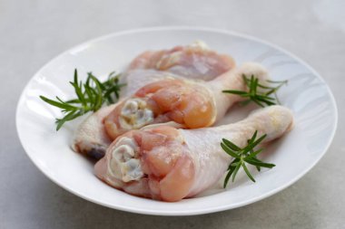 Çiğ tavuk bacağı, pişirmek için et.