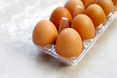 Çiğ tavuk yumurtası, besleyici gıda konsepti.