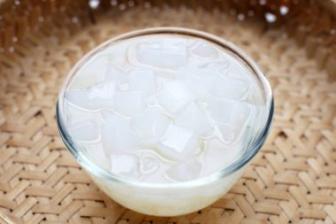 Şuruplu mini küp hindistan cevizi jölesi, Tayland tatlısı.