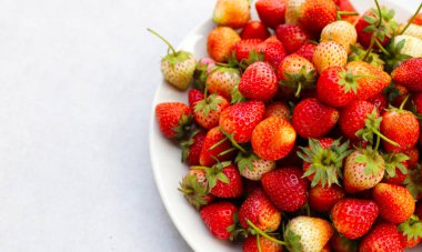 Beyaz tabak içinde taze çilek