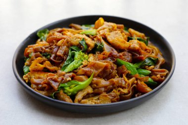 Soya soslu pilavlı erişte ve domuz eti.