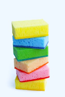 Beyaz arka planda bulaşık yıkama süngeri.