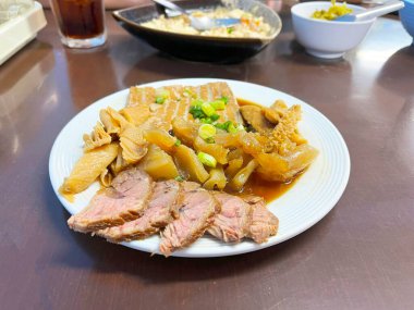 Tatlı kahverengi soslu tufulu biftek.