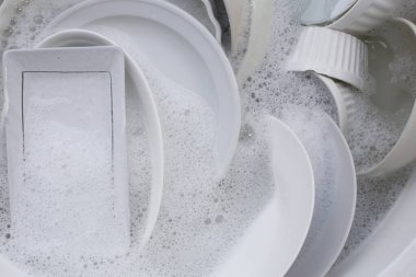 Bulaşık yıkama, kirli bulaşıklar mutfak lavabosunda..