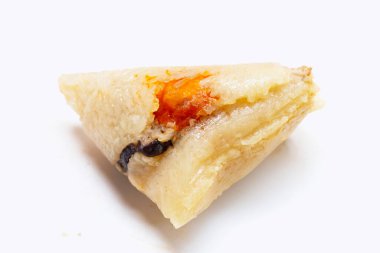 Beyaz arkaplanda Çin pirinç köftesi (zongzi).