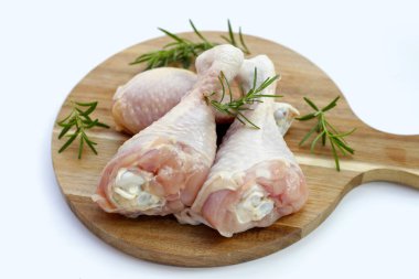 Çiğ tavuk bacağı, pişirmek için et.