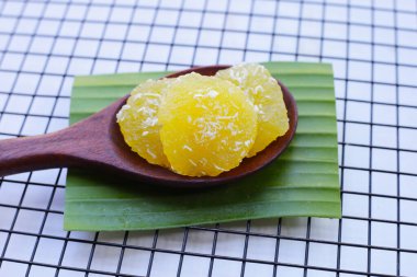 Buharda pişirilmiş manyok keki. Tayland tatlısı