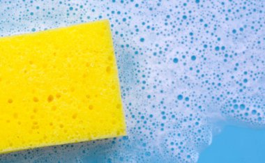 Bulaşık deterjanı köpüklü temizlik süngeri. Bulaşık yıkama kavramı